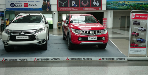 マンダレー空港内の三菱自動車の新車展示